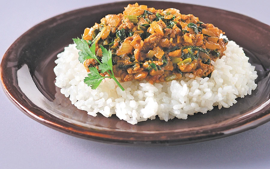 玉ねぎとほうれん草のキーマ風ラム肉カレー