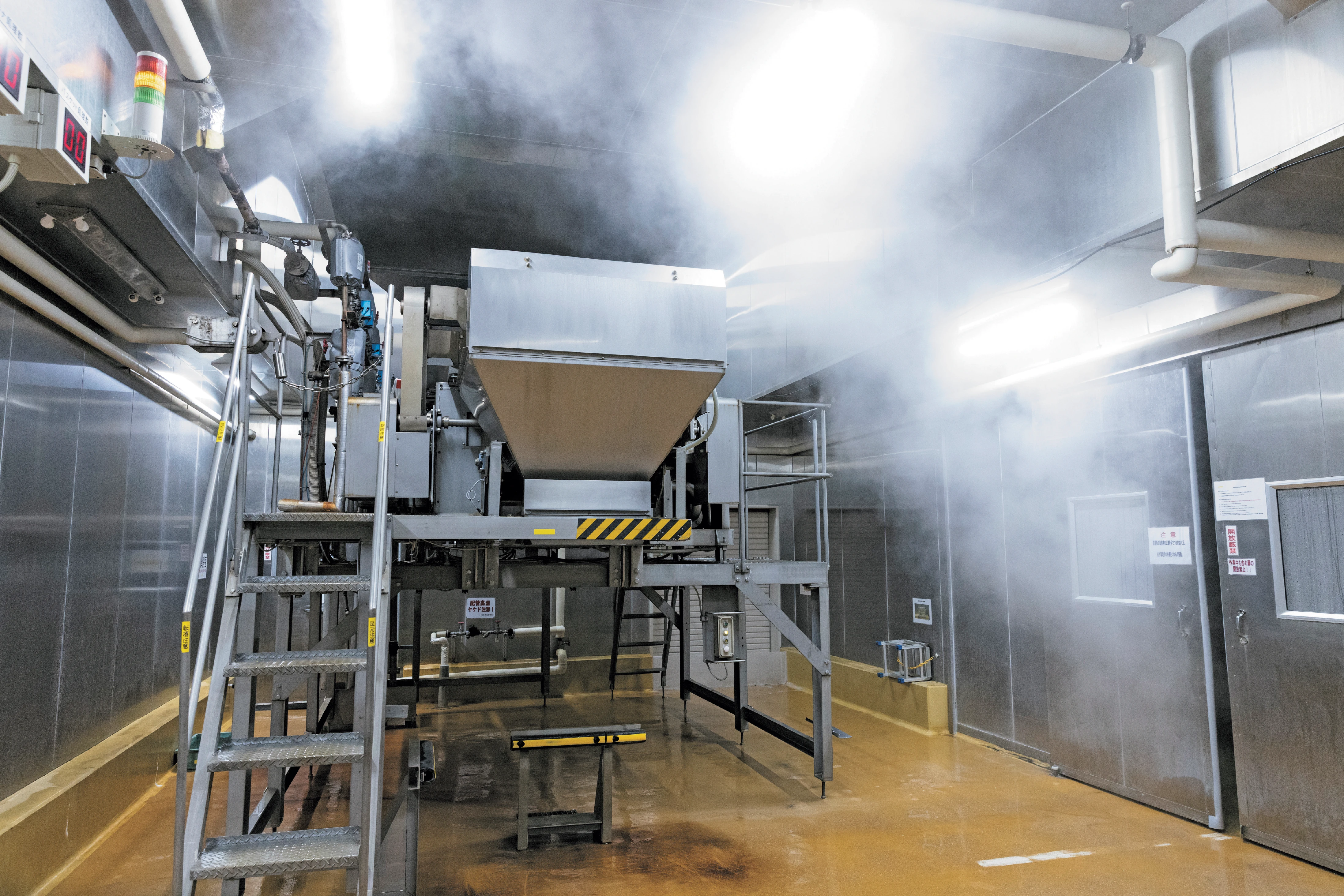もやし生産で最大の敵は雑菌。原料種子を85℃のお湯で殺菌してから栽培が始まる
