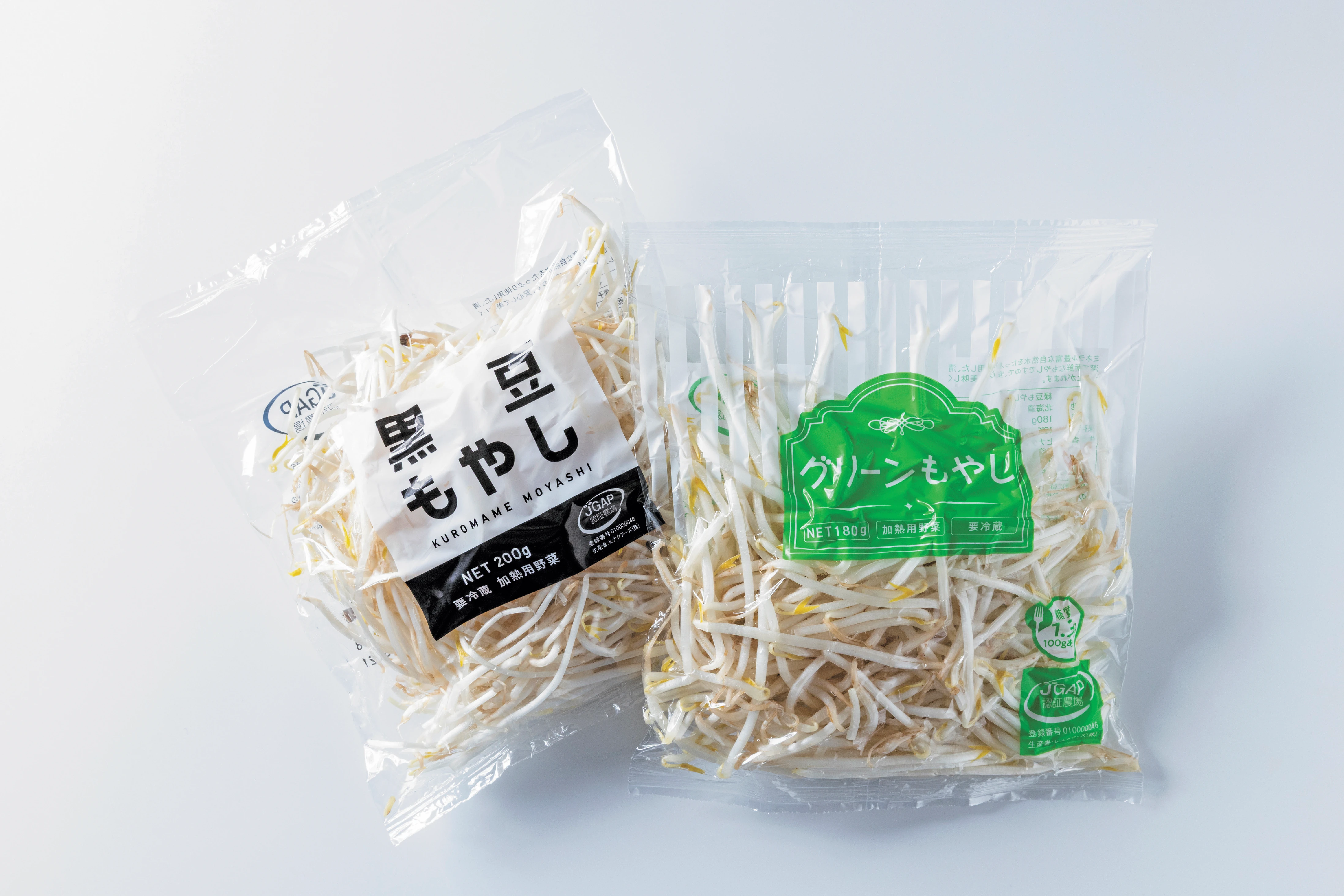 「グリーンもやし(緑豆/右)」は軸が太く、「黒豆もやし(ブラックマッペ/左)」はシャキシャキの食感が魅力